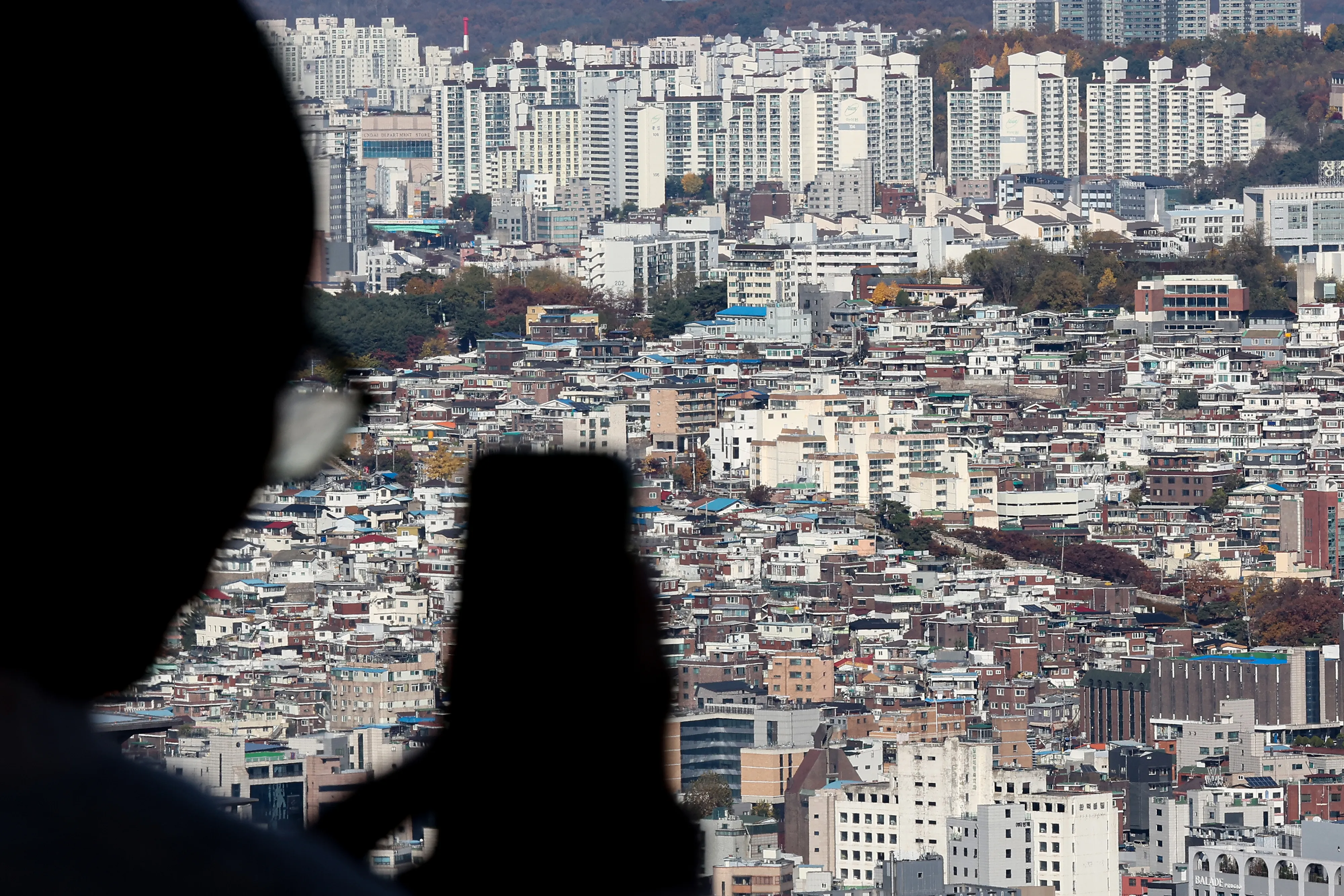 상·하위 집값 40배 격차  사진은 18일 오후 서울 중구 남산에서 바라본 서울 시내 주택과 아파트 단지의 모습. 2024.11.18 연합뉴스