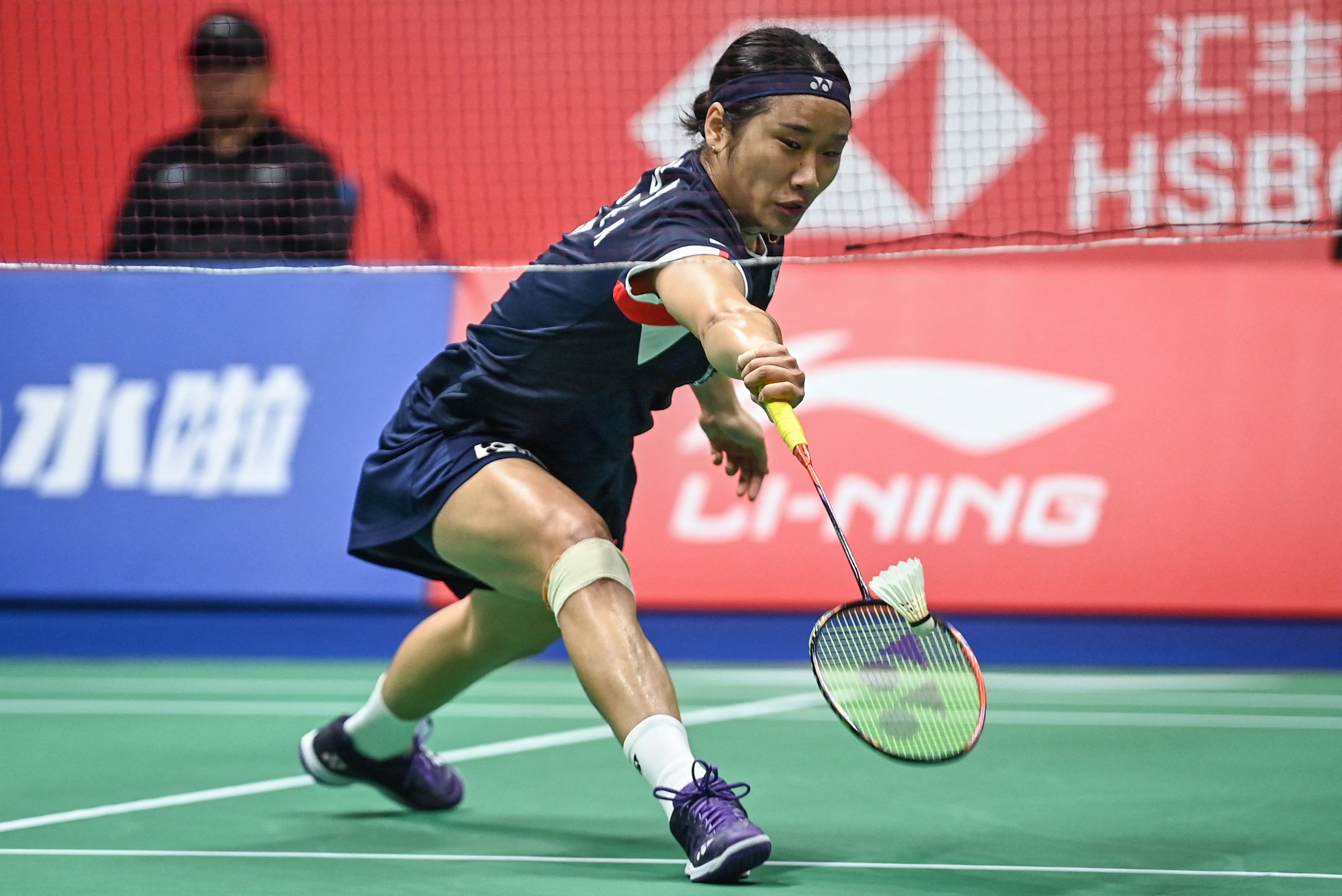 안세영이 24일 중국 선전 아레나에서 열린 세계배드민턴연맹(BWF) 월드투어 중국 마스터스(슈퍼 750) 여자단식 결승전에서 세계 28위 가오팡지에(중국)를 게임 점수 2-0(21-12 21-8)로 누르고 정상에 올랐다. 파리올림픽 이후 두달여만에 국제대회 우승. 사진은 안세영이 준결승에서 일본의  미야자키 도모카와의 경기에서 셔틀콕을 넘기는 모습. 선전 AFP 연합뉴스