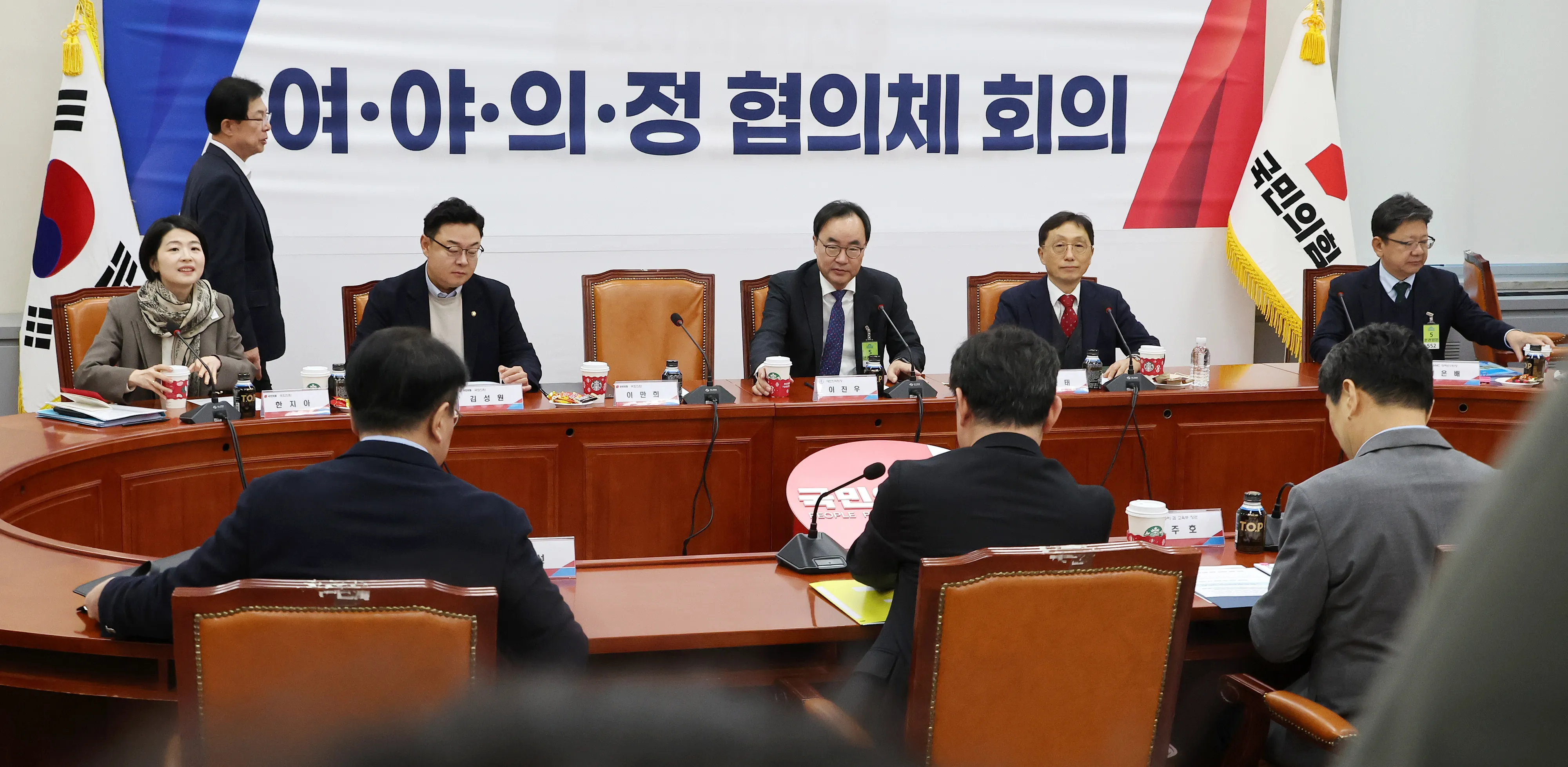 지난 24일 오후 국회에서 열린 ‘여야의정 협의체’ 3차 회의에 이주호 사회부총리 겸 교육부 장관, 조규홍 보건복지부 장관, 이진우 대한의학회장, 이종태 KAMC 이사장 등이 참석해 회의를 준비하고 있다. 연합뉴스