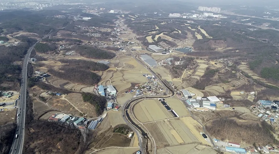 삼성전자가 360조원을 투자해 6기의 팹을 세울 예정인 용인시 처인구 남사읍 첨단시스템반도체 국가산업단지﻿﻿ 개발 예정지 모습.
용인시 제공