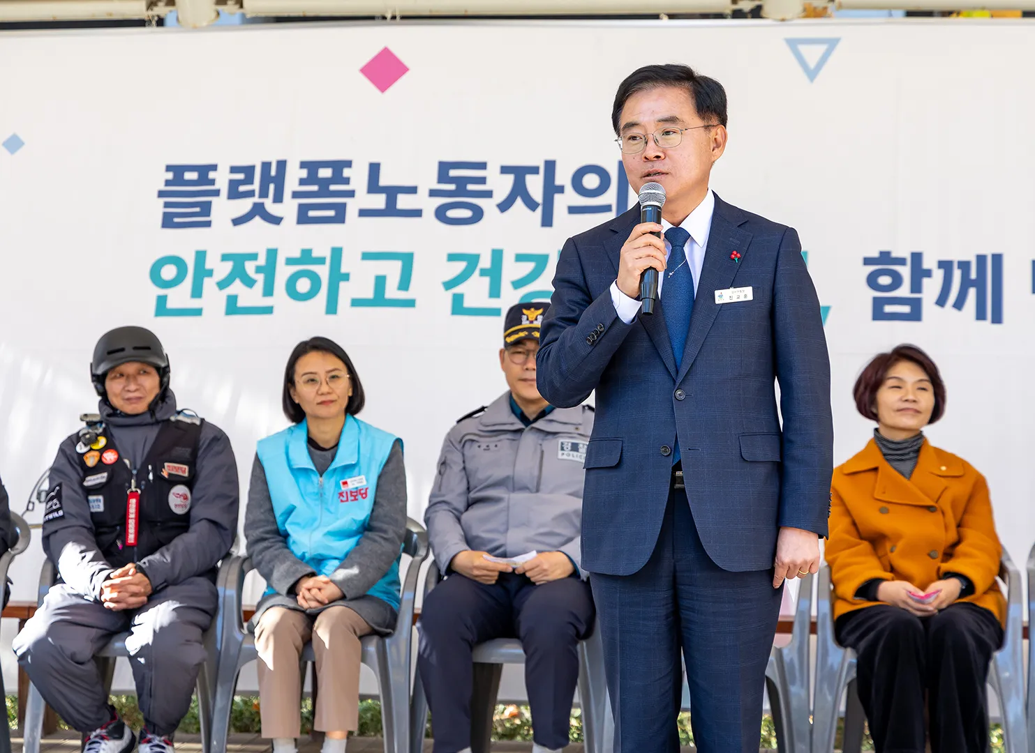 지난 22일 서울 강서구청 사거리 인근에서 열린 이동노동자 쉼터 개소식에서 진교훈(가운데) 강서구청장이 인사말을 하고 있다.
강서구 제공