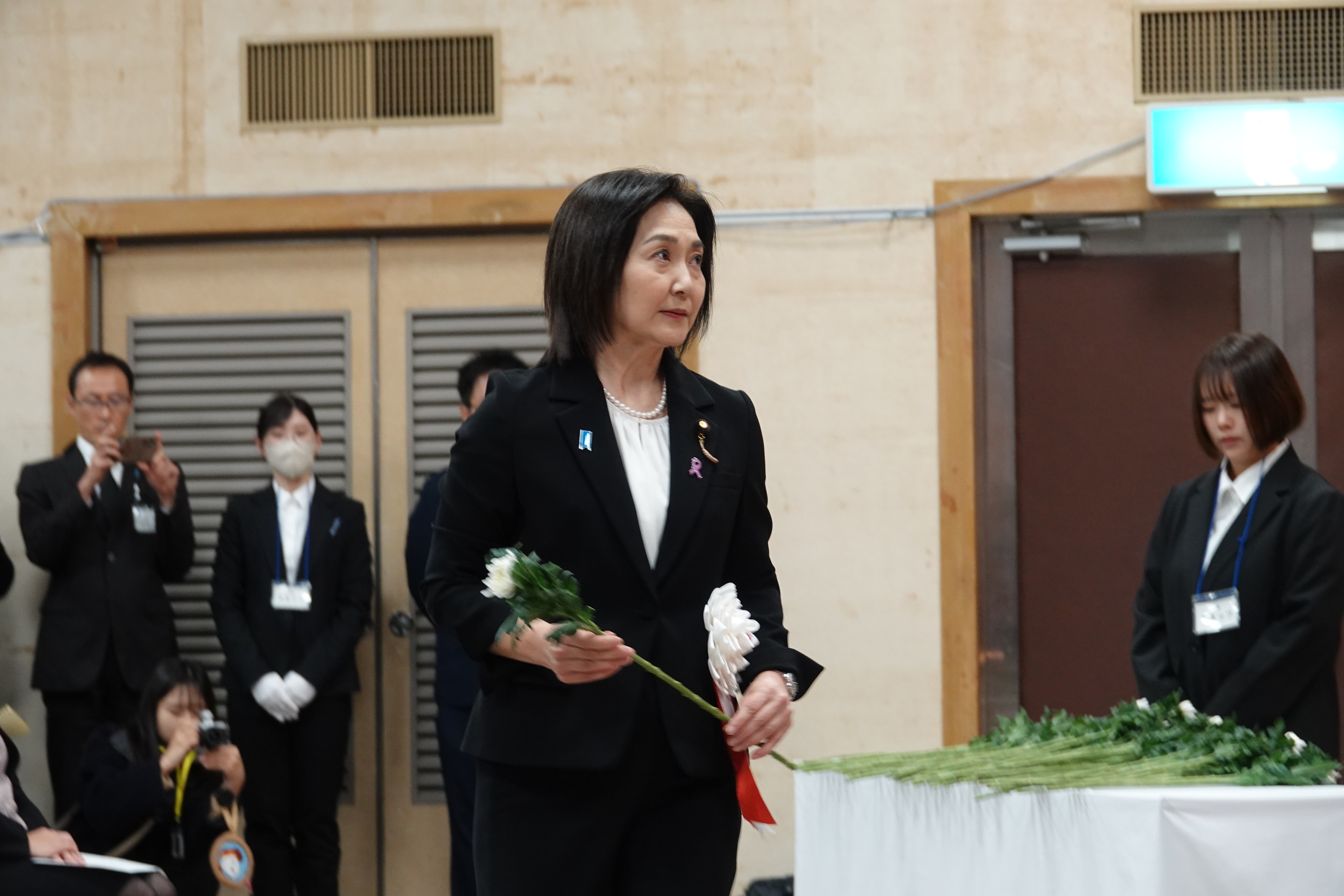 일본 외무성의 이쿠이나 아키코 외무성 정무관이 24일 오후 니가타현 사도섬 서쪽에 있는 사도시 아이카와개발종합센터에서 열린 ‘사도광산 추모식’에서 헌화하고 있다. 2024.11.24 연합뉴스