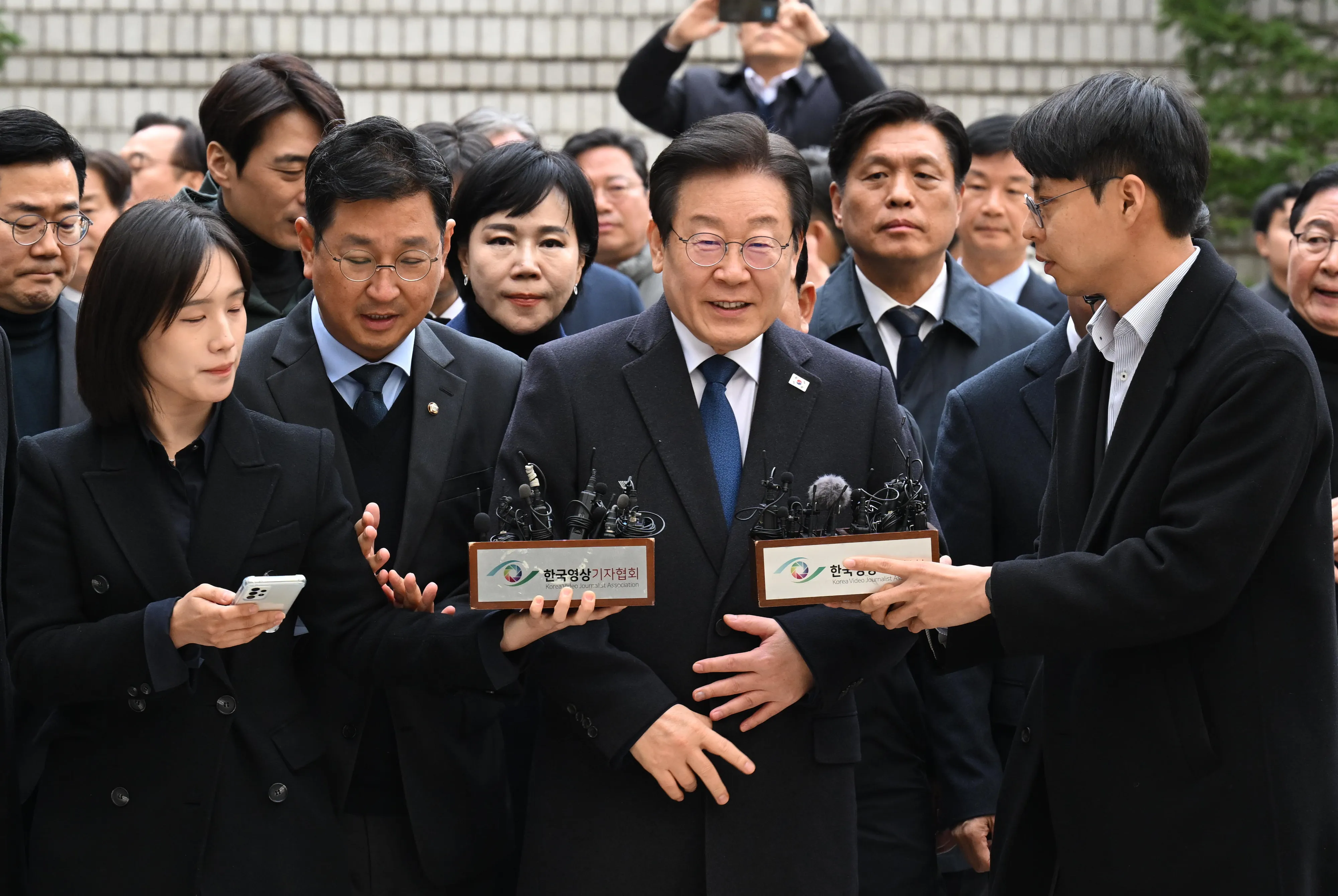 이재명 위증교사 선고  위증교사 혐의로 재판받는 이재명 더불어민주당 대표가 25일 서울 서초구 중앙지방법원에서 1심 선고 공판에 출석하고 있다. 2024.11.25 사진공동취재단