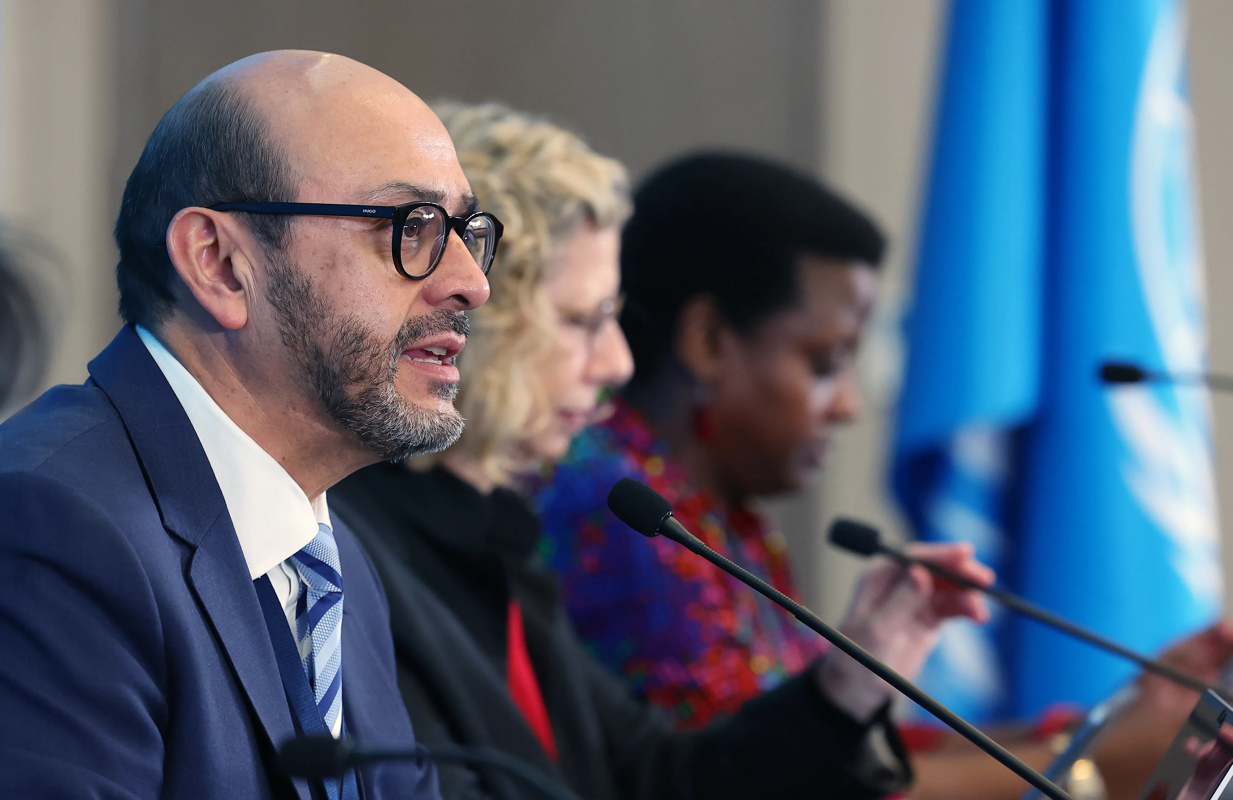 부산서 플라스틱 협약 5차 정부간 협상 개시  25일 부산 해운대구 벡스코에서 열린 제5차 정부 간 협상위원회(INC-5) 기자회견에서 의장인 루이스 바야스 발비디에소 주영국 에콰도르대사(왼쪽 첫 번째)가 발언하고 있다. 연합뉴스