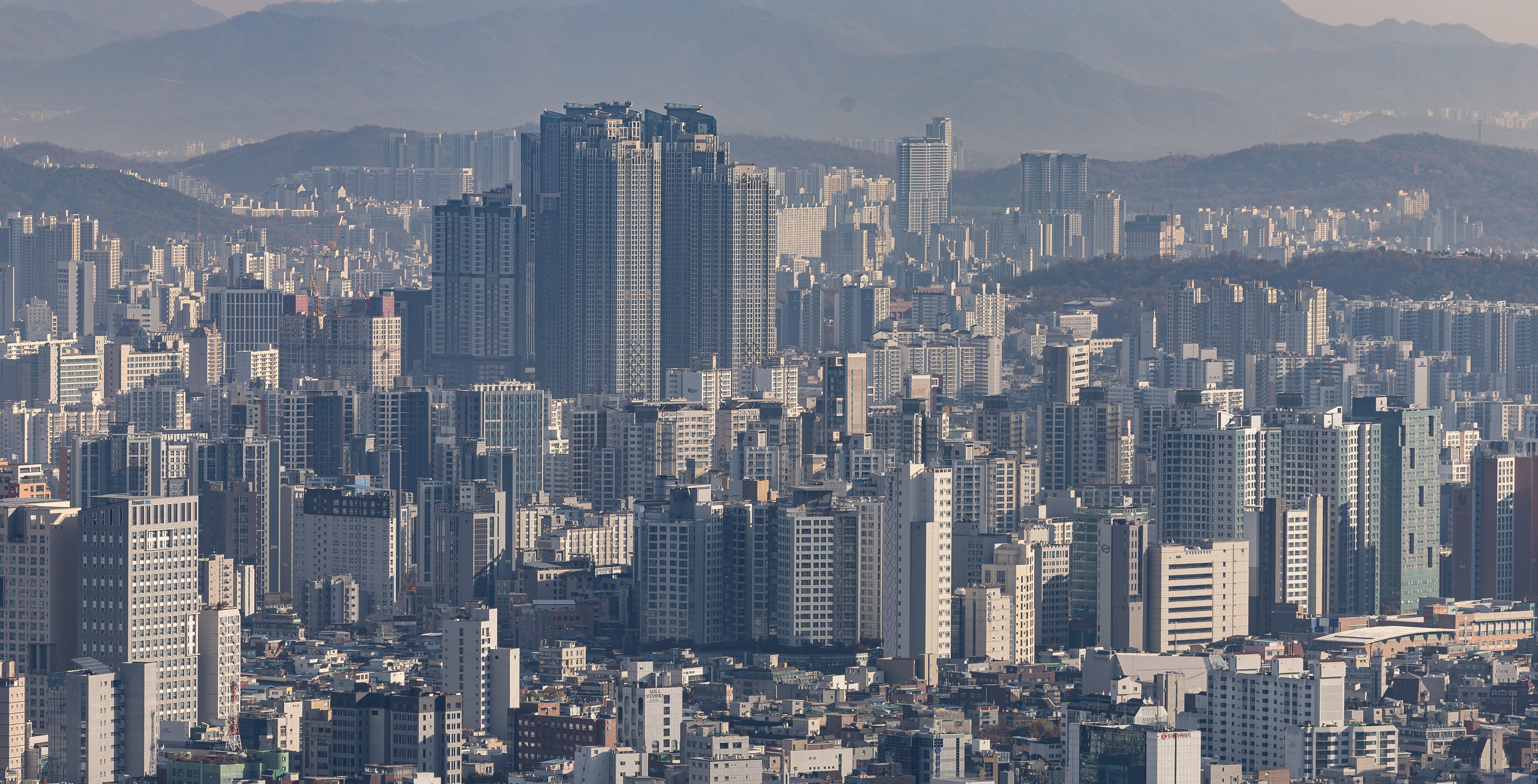 25일 서울 남산에서 바라본 아파트 단지의 모습.  뉴스1