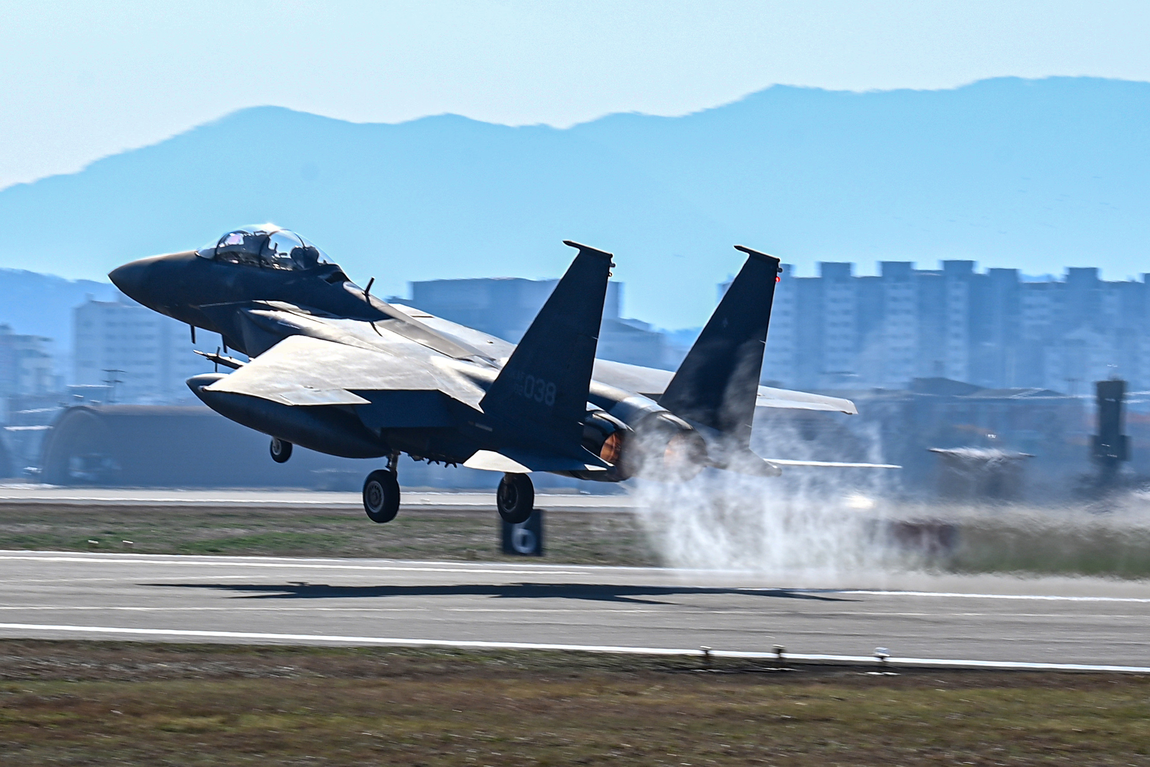 훈련 참가를 위해 이륙하고 있는 F-15K 전투기. 공군 제공