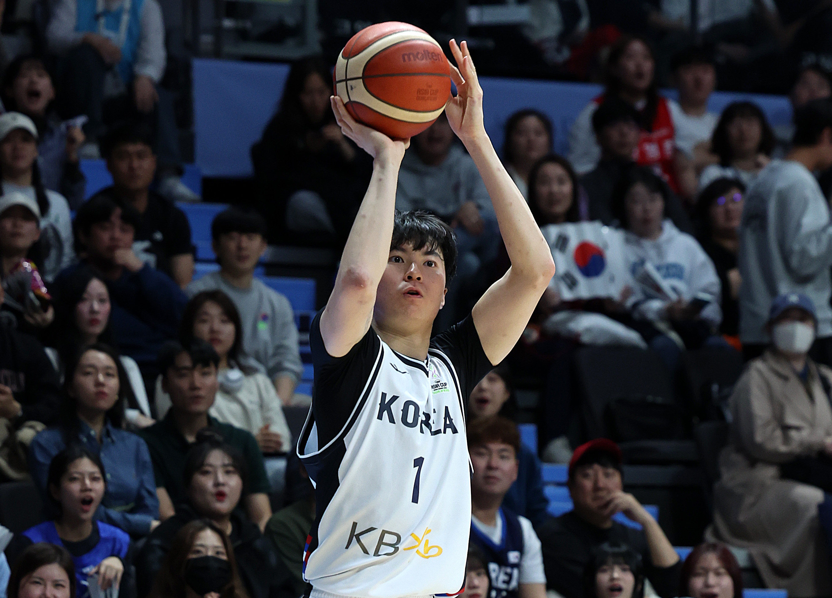 한국 농구 국가대표 이현중이 24일 고양 소노아레나에서 열린 2025 국제농구연맹(FIBA) 아시아컵 조별 예선 A조 호주와의 홈 경기에서 슛하고 있다. 뉴시스