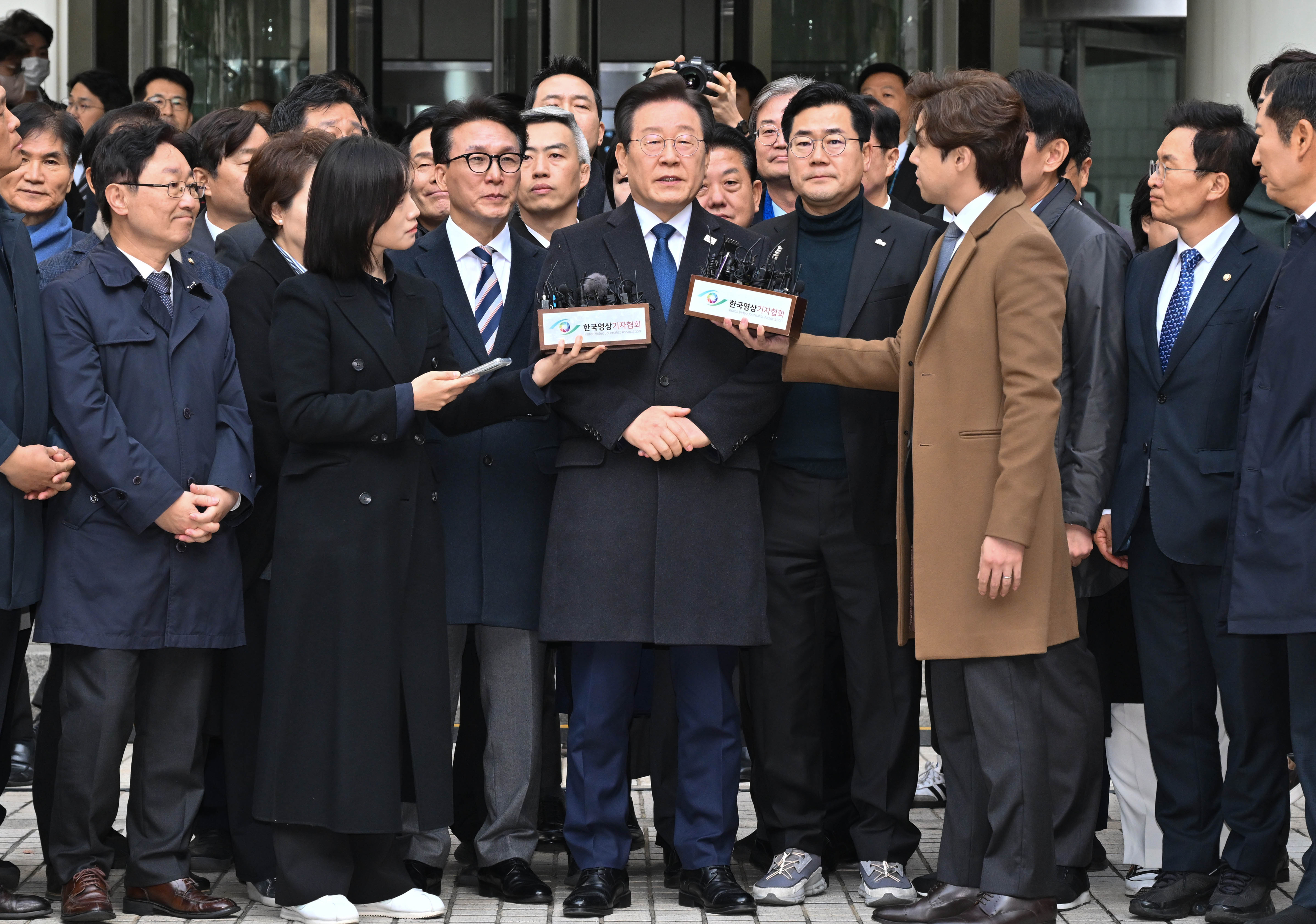 이재명(가운데) 더불어민주당 대표가 25일 서울 서초구 서울중앙지법에서 열린 위증교사 사건 1심 선고 공판에서 무죄를 선고받은 뒤 법원을 나서고 있다. 2024.11.25 사진공동취재단