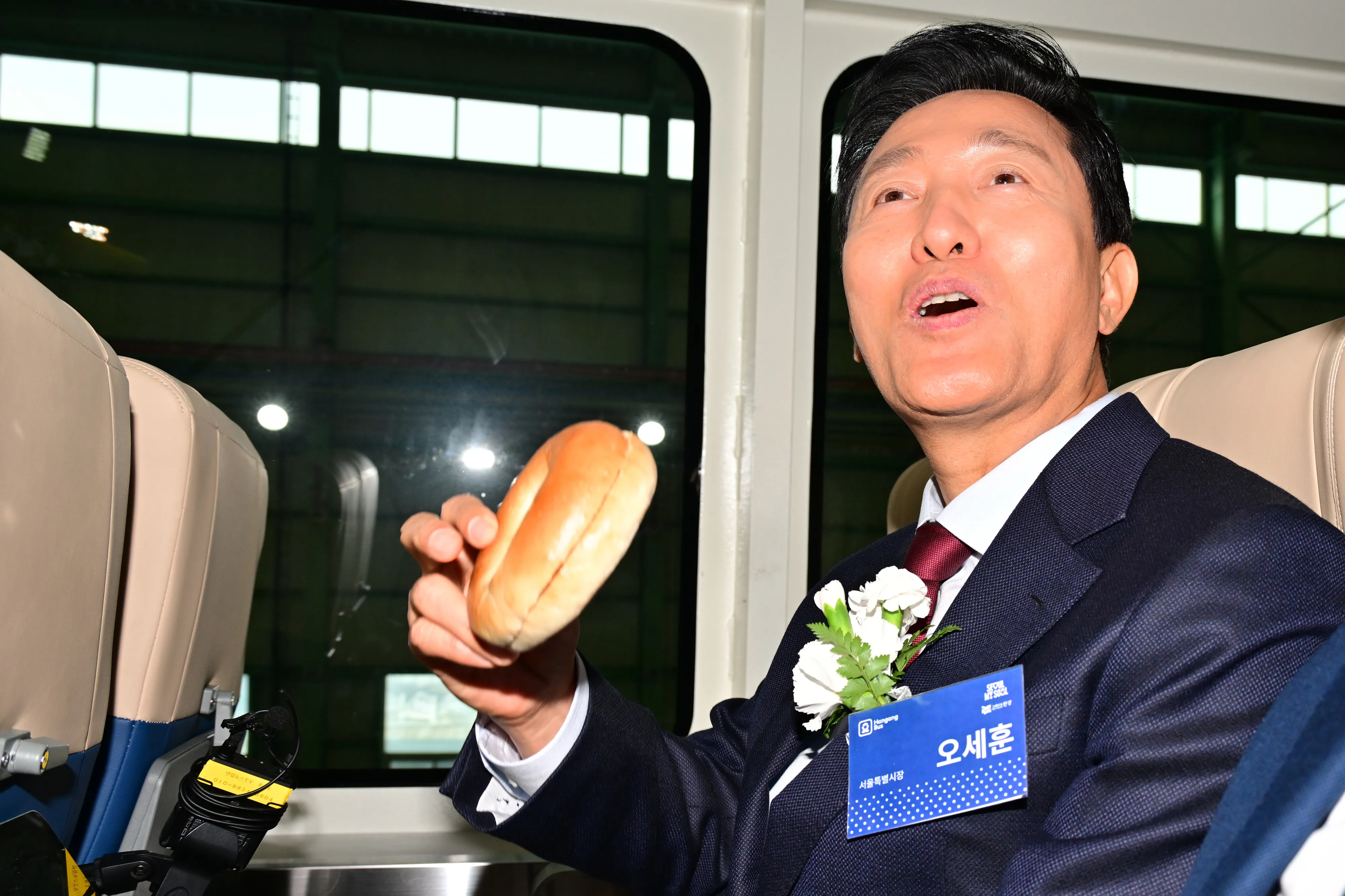 25일 오후 경남 사천시 사남면 은성중공업 일원에서 개최된 한강버스 안전기원 진수식에 참석한 오세훈 서울시장이 한강 버스에 올라 빵을 들어보이고 있다. 2024.11.25. 뉴시스