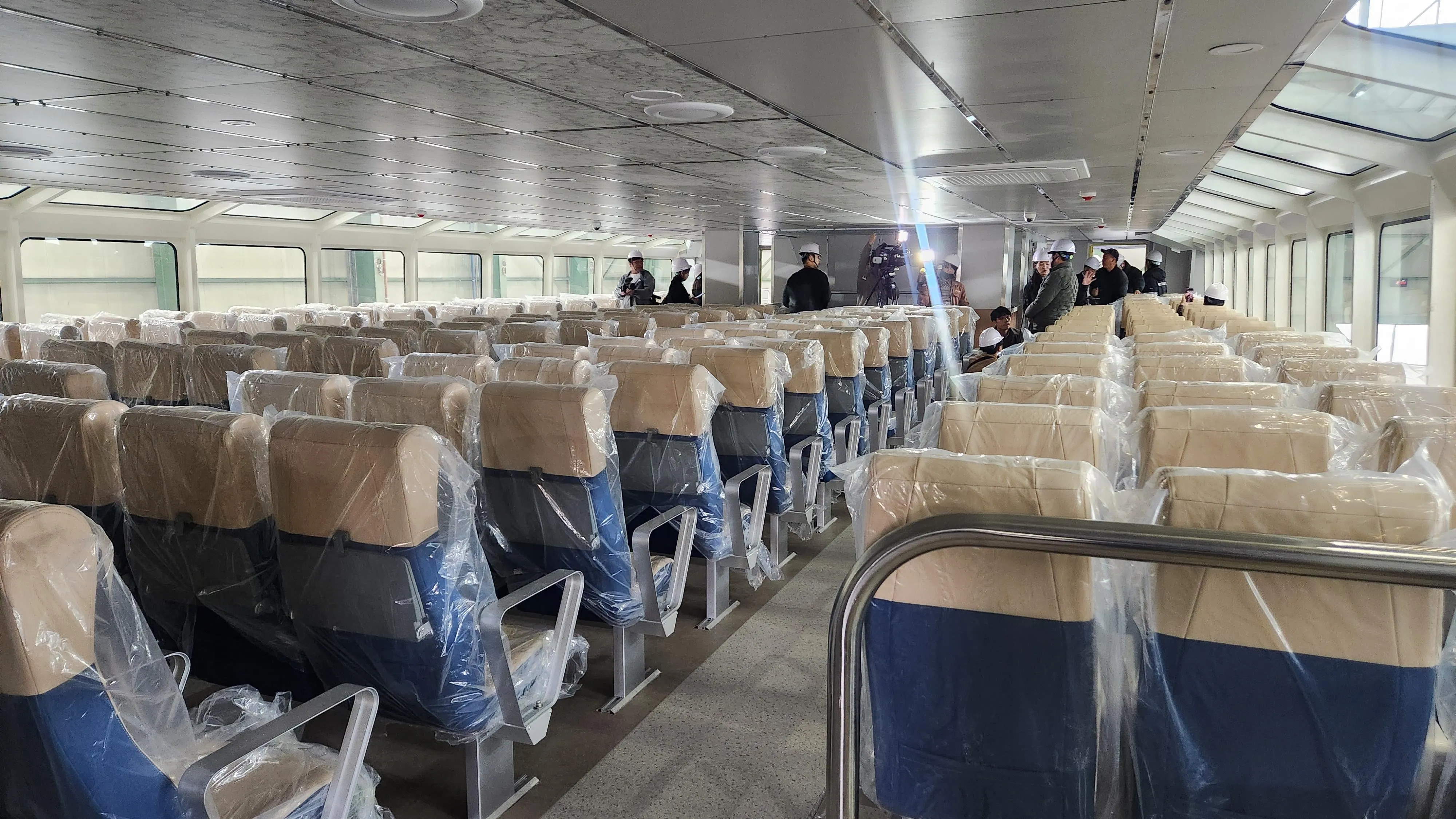 25일 경남 사천시 은성중공업 공장에서 서울시 관계자들이 ‘한강버스’의 내부를 관람하고 있다.  2024.11.25. 연합뉴스