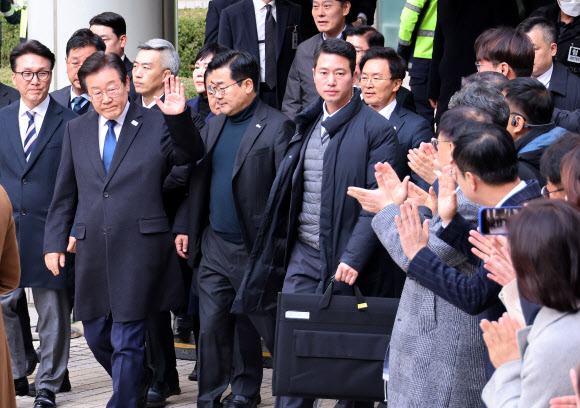 인사하는 이재명 대표