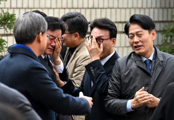 이재명 대표, 무죄 선고에 눈물 흘리는 의원들