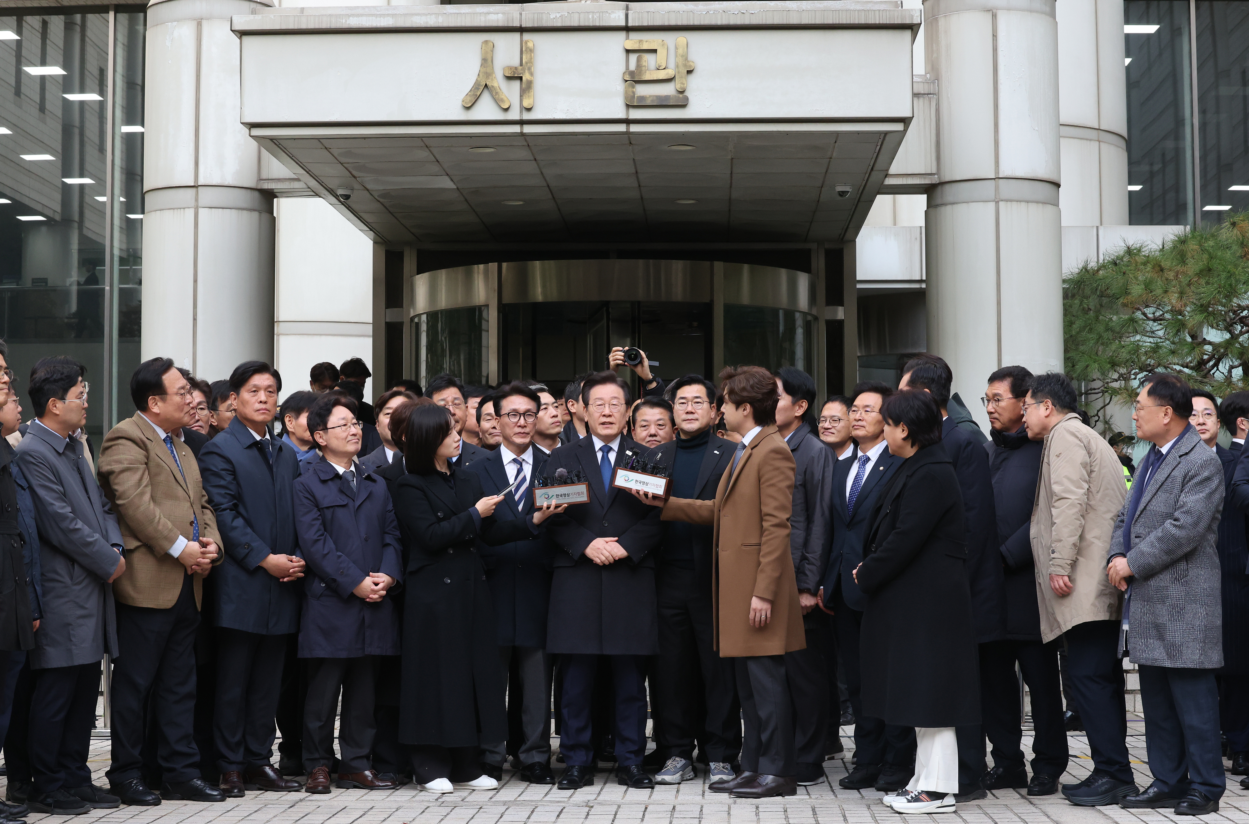 이재명 더불어민주당 대표가 25일 오후 서울 서초구 서울중앙지법에서 열린 위증교사 혐의 사건 1심 선고 직후 법원을 나와 취재진 질문에 답하고 있다. 이 대표는 “진실과 정의를 되찾아 준 재판부에 감사드린다”는 소감을 밝혔다. 사진공동취재단