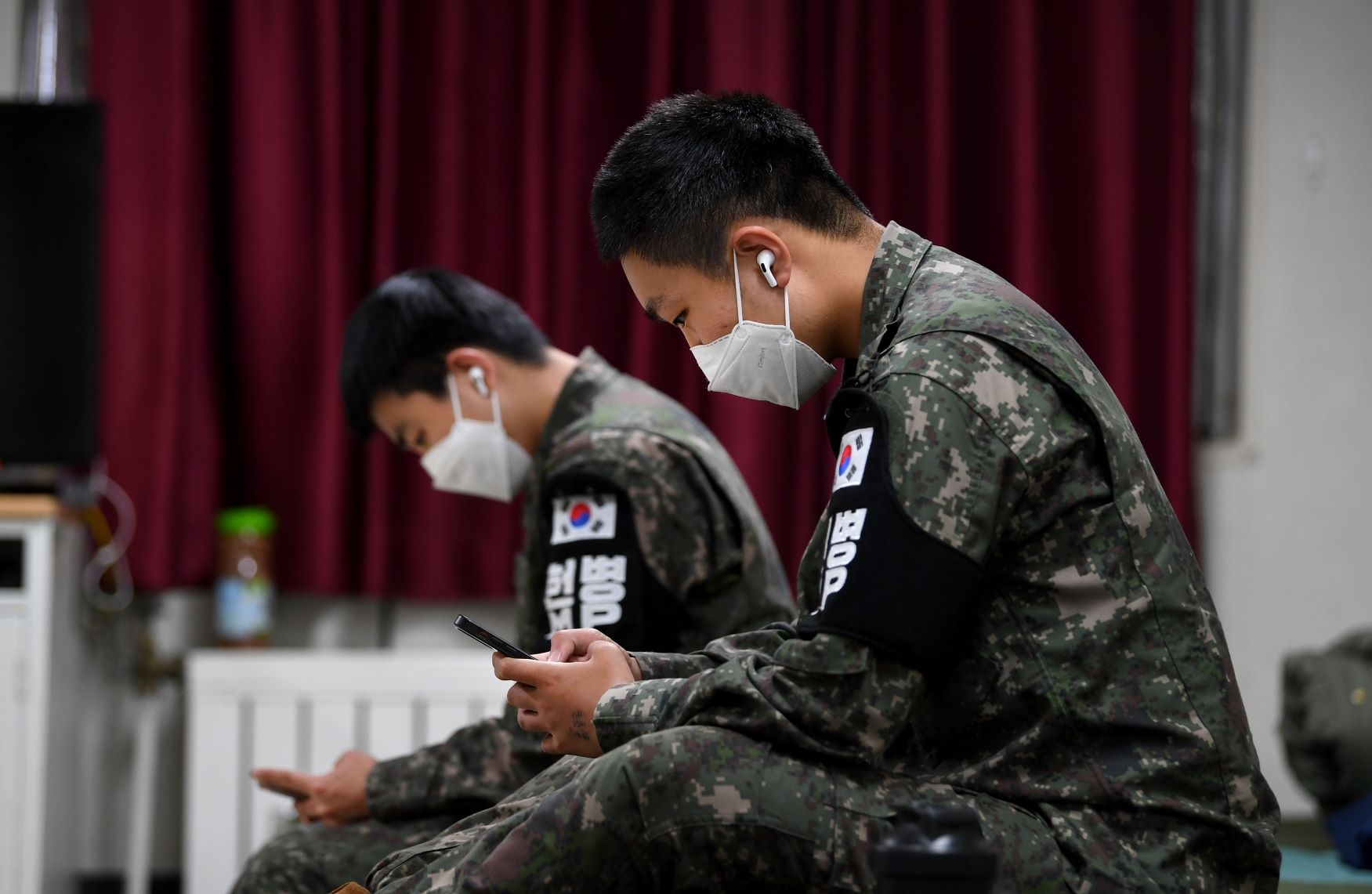 일과 후 이어폰을 착용하고 음악을 듣는 병사들. 국방일보 제공