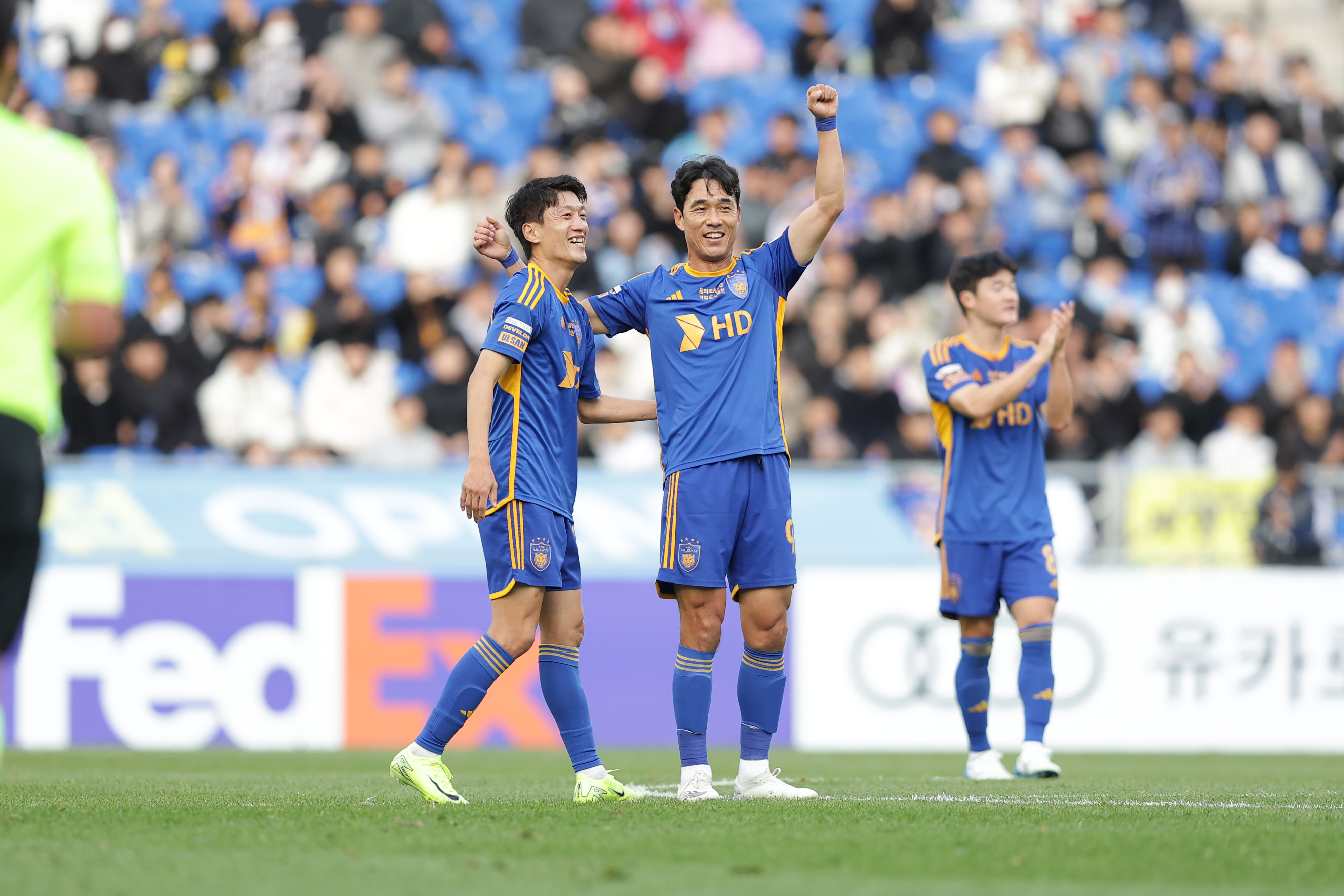 울산 HD 박주영이 23일 울산문수축구경기장에서 열린 2024 K리그1 38라운드 수원FC와의 홈 경기에서 도움을 기록한 뒤 이청용과 기뻐하고 있다. K리그 제공