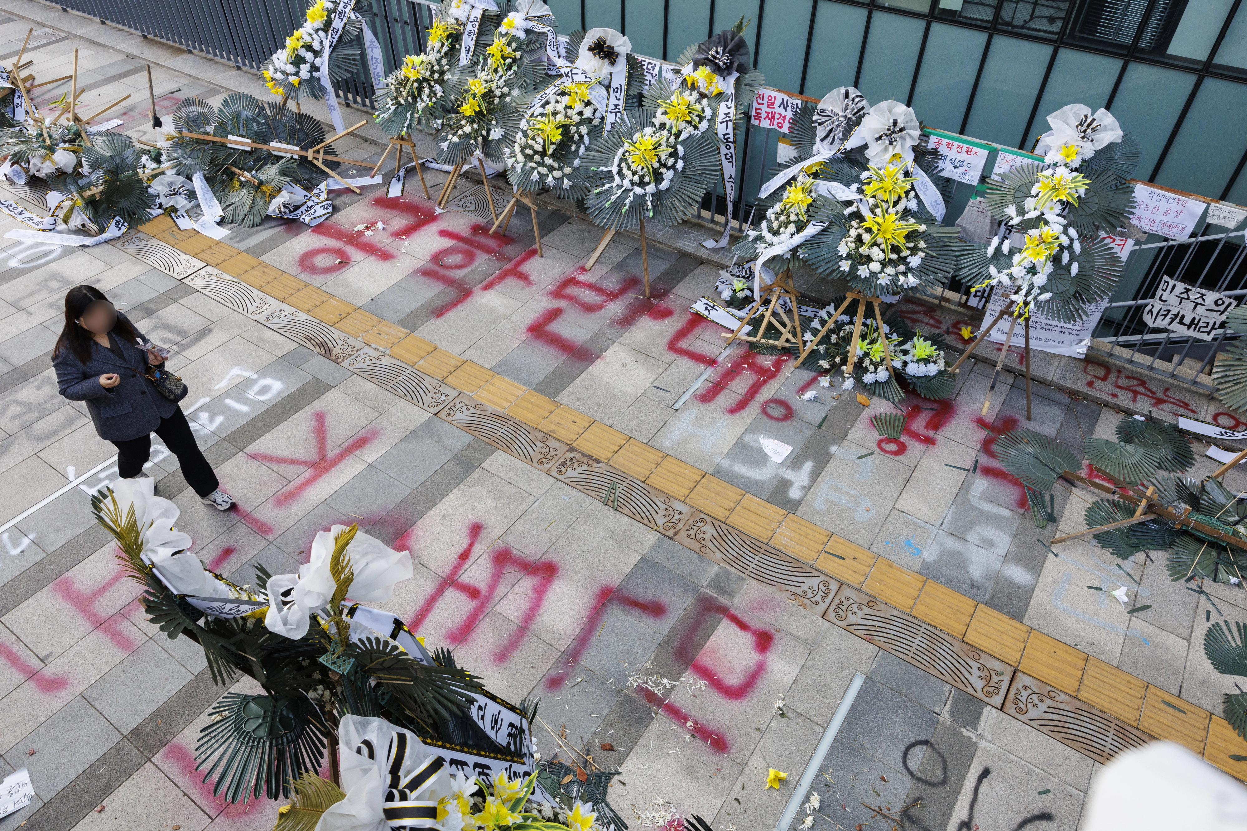 24일 오후 서울 성북구 동덕여대 백주년 기념관 앞이 남녀공학 전환 반대 래커칠로 가득 차 있다. 2024.11.24 연합뉴스