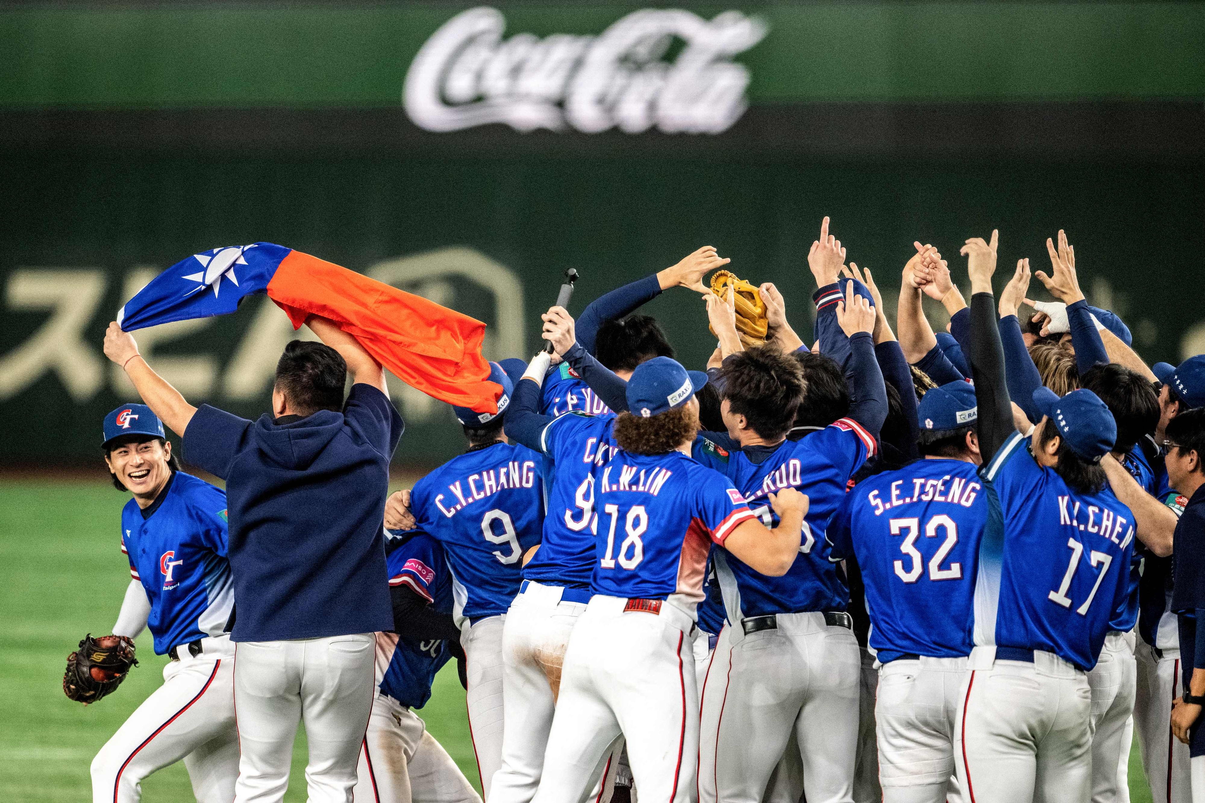 지난 24일 일본 도쿄돔에서 열린 프리미어12 결승전에서 4-0으로 일본을 꺾고 우승한 대만 야구대표팀이 국기를 들고 기뻐하고 있다. AFP 연합뉴스