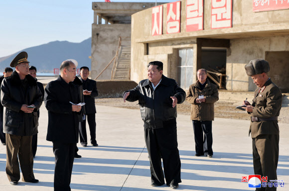김정은 북한 국무위원장이 함경남도 신포시 바닷가양식사업소 건설장을 현지지도 했다고 조선중앙통신이 26일 보도했다. 2024.11.26. 평양 조선중앙통신 연합뉴스