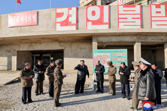 김정은 북한 국무위원장이 함경남도 신포시 바닷가양식사업소 건설장을 현지지도 했다고 조선중앙통신이 26일 보도했다. 2024.11.26. 평양 조선중앙통신 연합뉴스