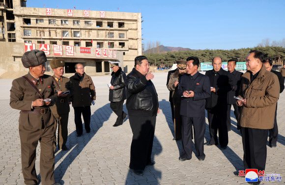 김정은 북한 국무위원장이 함경남도 신포시 바닷가양식사업소 건설장을 현지지도 했다고 조선중앙통신이 26일 보도했다. 2024.11.26. 평양 조선중앙통신 연합뉴스