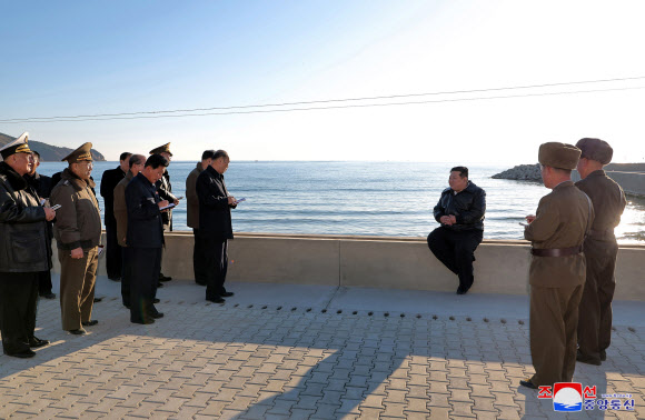 김정은 북한 국무위원장이 함경남도 신포시 바닷가양식사업소 건설장을 현지지도 했다고 조선중앙통신이 26일 보도했다. 2024.11.26. 평양 조선중앙통신 연합뉴스