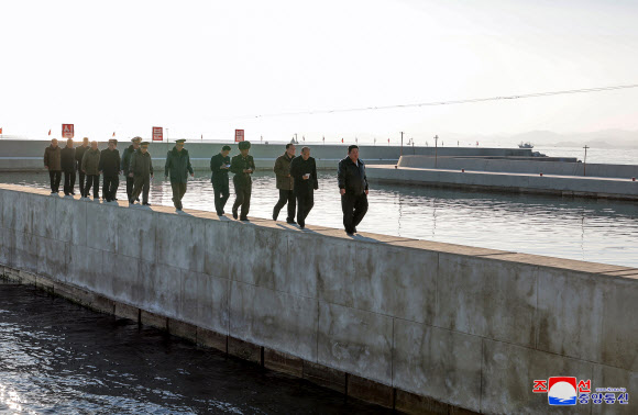 김정은 북한 국무위원장이 함경남도 신포시 바닷가양식사업소 건설장을 현지지도 했다고 조선중앙통신이 26일 보도했다. 2024.11.26. 평양 조선중앙통신 연합뉴스