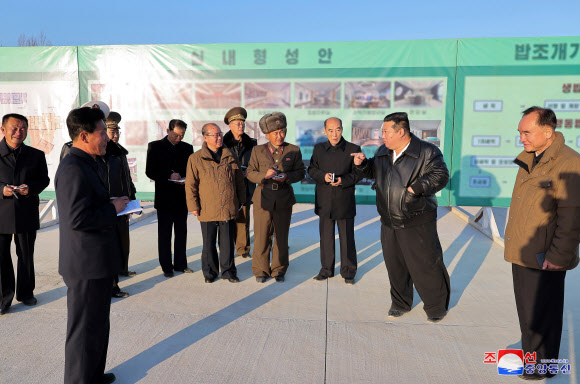 김정은 북한 국무위원장이 함경남도 신포시 바닷가양식사업소 건설장을 현지지도 했다고 조선중앙통신이 26일 보도했다. 2024.11.26. 평양 조선중앙통신 연합뉴스