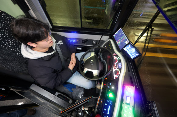 26일 서울 도봉구 도봉산역 광역환승센터에서 영등포역으로 향하는 ‘새벽동행 자율주행버스’ A160 버스에서 안전관리자가 핸들에서 손을 놓은 채 차량 운행 상태를 살피고 있다. 새벽 3시 30분 도봉산역 광역환승센터를 출발해 영등포역까지 왕복 50km를 운행하는 A160 버스는 평일에만 하루 한 번 운행한다. 내년 하반기 중 유료화되며 요금은 조조할인을 적용해 1천200원이 될 것으로 보인다. 2024.11.26. 연합뉴스
