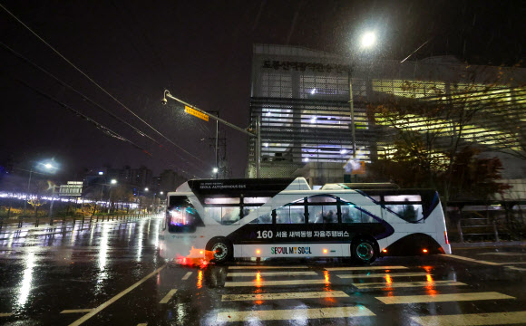 26일 ‘새벽동행 자율주행버스’ A160 버스가 서울 도봉구 도봉산역 광역환승센터에서 영등포역 방면으로 출발하고 있다. 새벽 3시 30분 도봉산역 광역환승센터를 출발해 영등포역까지 왕복 50km를 운행하는 A160 버스는 평일에만 하루 한 번 운행한다. 내년 하반기 중 유료화되며 요금은 조조할인을 적용해 1천200원이 될 것으로 보인다. 2024.11.26. 연합뉴스