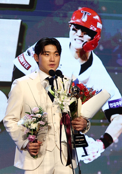 26일 오후 서울 송파구 롯데호텔 월드에서 열린 2024 신한 SOL뱅크 KBO 시상식에서 정규시즌 최우수선수(MVP)로 선정된 KIA 김도영이 트로피를 들고 소감을 밝히고 있다. 2024.11.26  연합뉴스