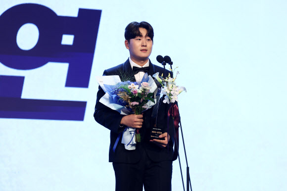 26일 오후 서울 송파구 롯데호텔 월드에서 열린 2024 신한 SOL뱅크 KBO 시상식에서 정규시즌 신인상 수상자로 선정된 두산 김택연이 트로피를 들고 기념 촬영하고 있다. 2024.11.26  연합뉴스