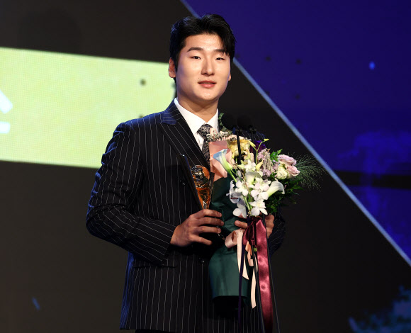 26일 오후 서울 송파구 롯데호텔 월드에서 열린 2024 신한 SOL뱅크 KBO 시상식에서 KBO 리그 투수 승리상을 받은 두산 곽빈이 소감을 말하고 있다. 삼성 원태인 공동수상. 2024.11.26  연합뉴스