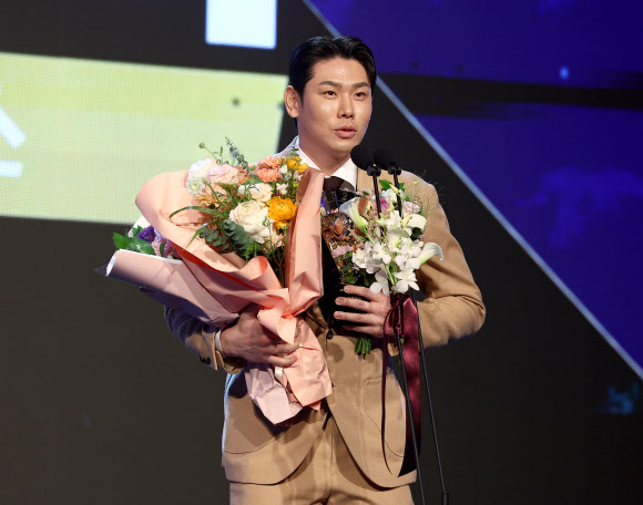 26일 오후 서울 송파구 롯데호텔 월드에서 열린 2024 신한 SOL뱅크 KBO 시상식에서 KBO 리그 타자 출루율상을 받은 LG 홍창기가 소감을 말하고 있다. 2024.11.26  연합뉴스
