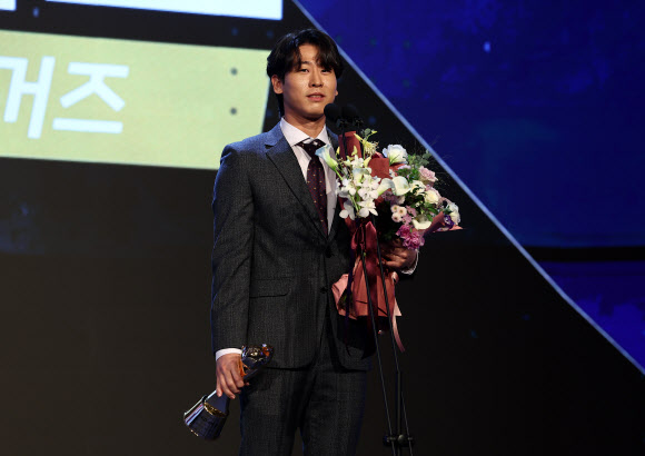 26일 오후 서울 송파구 롯데호텔 월드에서 열린 2024 신한 SOL뱅크 KBO 시상식에서 KBO 수비상 내야수부문 수상자로 선정된 KIA 유격수 박찬호가 소감을 말하고 있다. 2024.11.26  연합뉴스