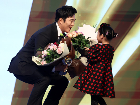 26일 오후 서울 송파구 롯데호텔 월드에서 열린 2024 신한 SOL뱅크 KBO 시상식에서 KBO 수비상 내야수부문 수상자로 선정된 KT 3루수 허경민이 딸의 축하 꽃다발을 받고 있다. 2024.11.26  연합뉴스