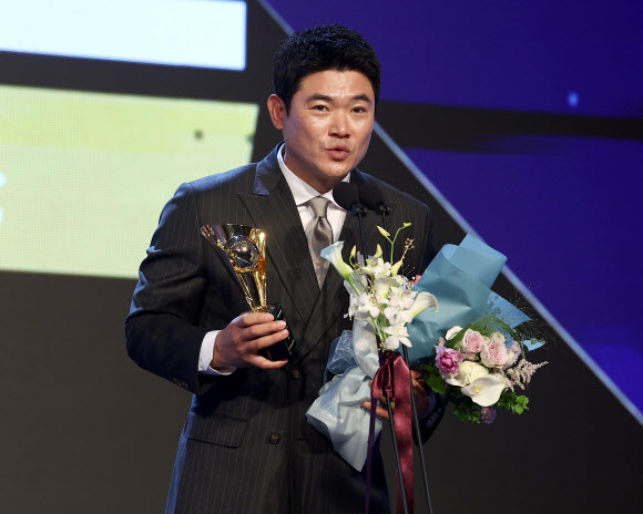 26일 오후 서울 송파구 롯데호텔 월드에서 열린 2024 신한 SOL뱅크 KBO 시상식에서 KBO 리그 투수 홀드상을 받은 SSG 노경은이 소감을 말하고 있다. 2024.11.26  연합뉴스