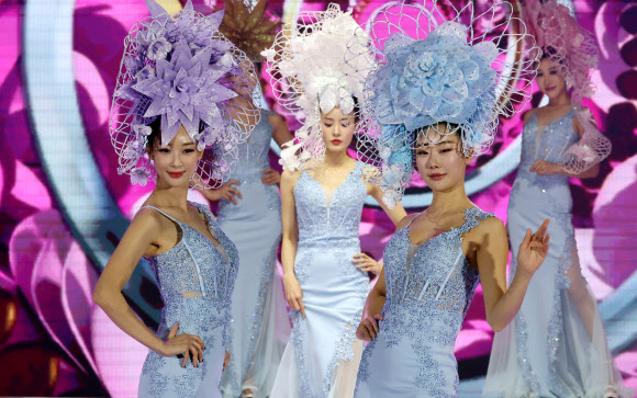 26일 오후 잠실실내체육관에서 열린 제8회 서울시 미용예술경연대회에서 모델들이 헤어 작품을 소개하고 있다. 2024.11.26. 연합뉴스