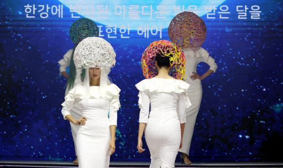 26일 오후 잠실실내체육관에서 열린 제8회 서울시 미용예술경연대회에서 모델들이 헤어 작품을 소개하고 있다. 2024.11.26. 연합뉴스