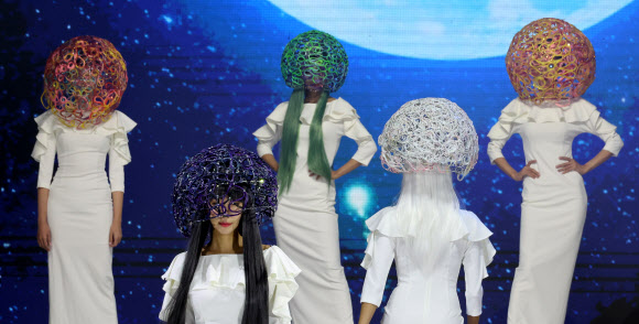 26일 오후 잠실실내체육관에서 열린 제8회 서울시 미용예술경연대회에서 모델들이 헤어 작품을 소개하고 있다. 2024.11.26. 연합뉴스