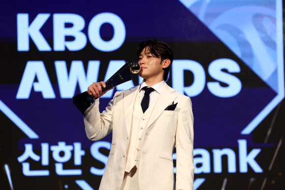 26일 오후 서울 송파구 롯데호텔 월드에서 열린 2024 신한 SOL뱅크 KBO 시상식에서 정규시즌 최우수선수(MVP)로 선정된 KIA 김도영이 트로피에 입을 맞추고 있다. 2024.11.26  연합뉴스