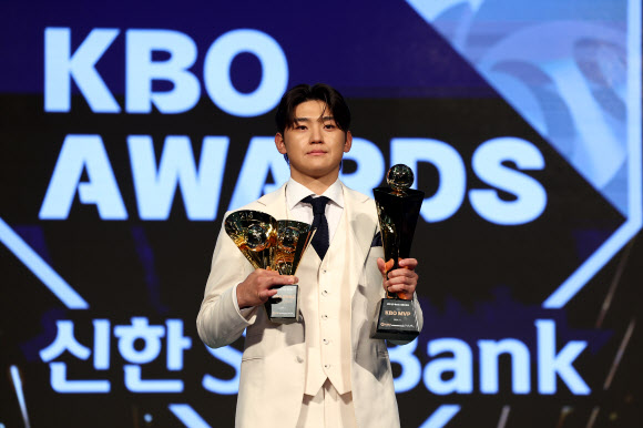 26일 오후 서울 송파구 롯데호텔 월드에서 열린 2024 신한 SOL뱅크 KBO 시상식에서 정규시즌 최우수선수(MVP)로 선정된 KIA 김도영이 트로피를 들고 기념 촬영하고 있다. 2024.11.26  연합뉴스
