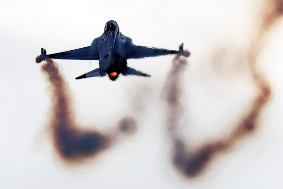 26일 오후 경기도 수원시 공군 제10전투비행단에서 열린 수원기지 주둔 70주년 기념 부대개방 행사에서 국산 초음속 항공기 T-50이 기동하고 있다. 2024.11.26. 연합뉴스