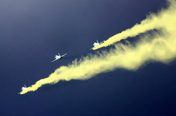 26일 오후 경기도 수원시 공군 제10전투비행단에서 열린 수원기지 주둔 70주년 기념 부대개방 행사에서 F-5 전투기가 축하 비행을 하고 있다. 2024.11.26. 연합뉴스