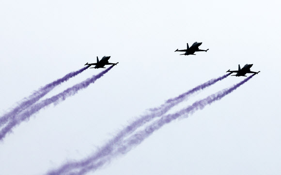 26일 오후 경기도 수원시 공군 제10전투비행단에서 열린 수원기지 주둔 70주년 기념 부대개방 행사에서 F-5 전투기가 축하 비행을 하고 있다. 2024.11.26. 연합뉴스