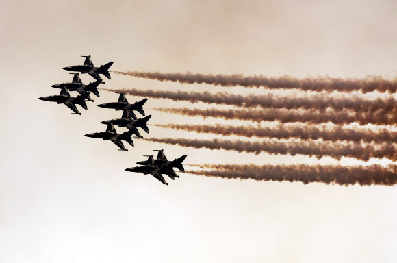 26일 오후 경기도 수원시 공군 제10전투비행단에서 열린 수원기지 주둔 70주년 기념 부대개방 행사에서 공군 특수비행팀 블랙이글스가 기지 상공을 비행하고 있다. 2024.11.26. 연합뉴스