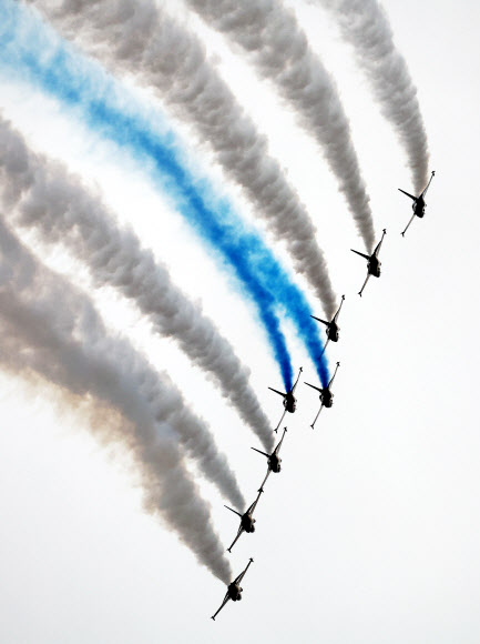 26일 오후 경기도 수원시 공군 제10전투비행단에서 열린 수원기지 주둔 70주년 기념 부대개방 행사에서 공군 특수비행팀 블랙이글스가 기지 상공을 비행하고 있다. 2024.11.26. 연합뉴스