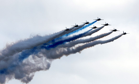 26일 오후 경기도 수원시 공군 제10전투비행단에서 열린 수원기지 주둔 70주년 기념 부대개방 행사에서 공군 특수비행팀 블랙이글스가 기지 상공을 비행하고 있다. 2024.11.26. 연합뉴스