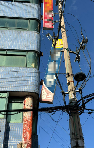 26일 오전 전북 군산시 한 상가 건물 간판 일부가 강한 바람에 떨어져 있다. 2024.11.26  전북특별자치도 소방본부 제공