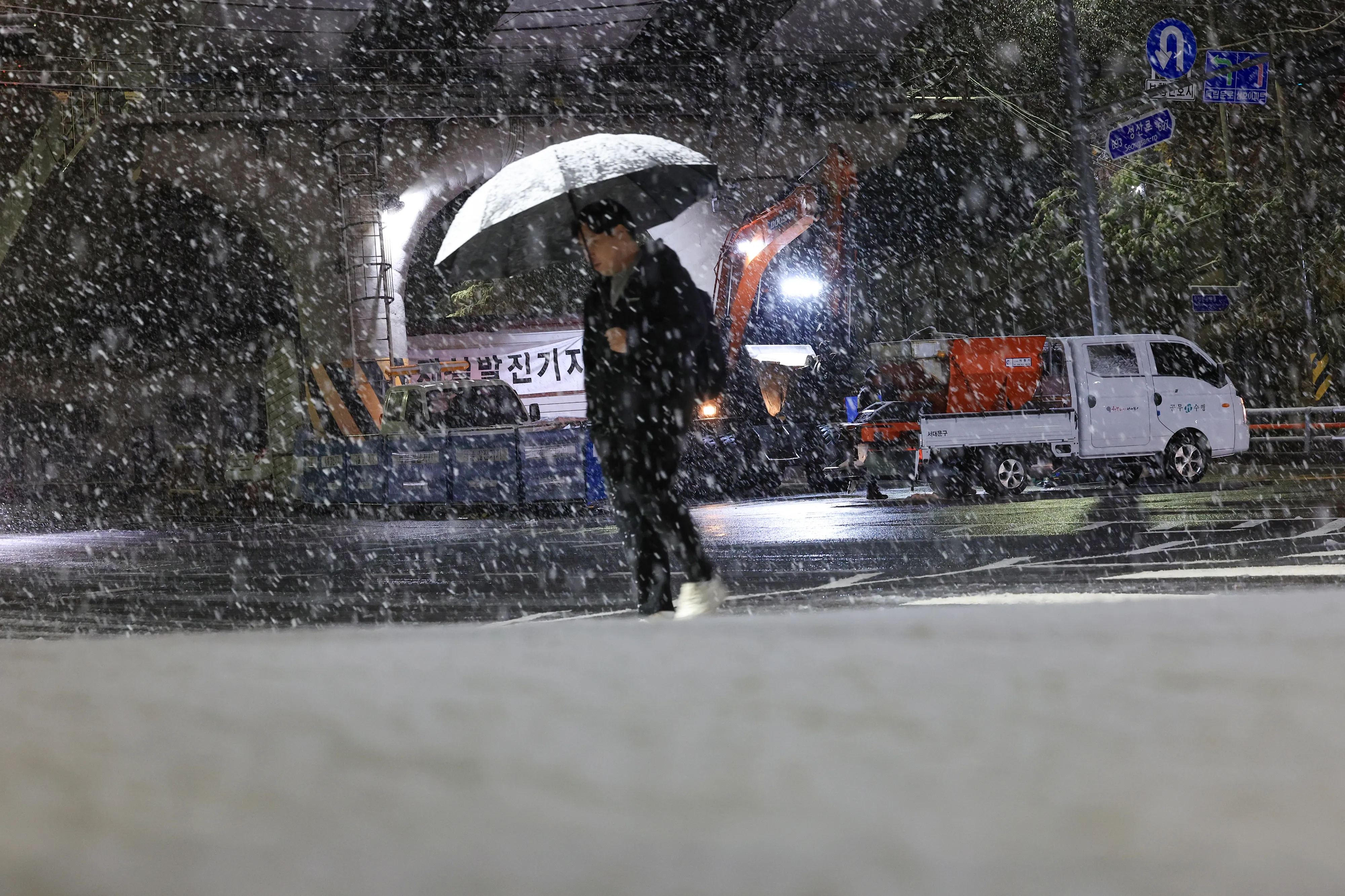 새벽 내내 내리는 눈  서울 전역에 대설주의보가 발효된 27일 새벽 서울 독립문역사거리 인근에 눈이 내리고 있다. 2024.11.27 연합뉴스