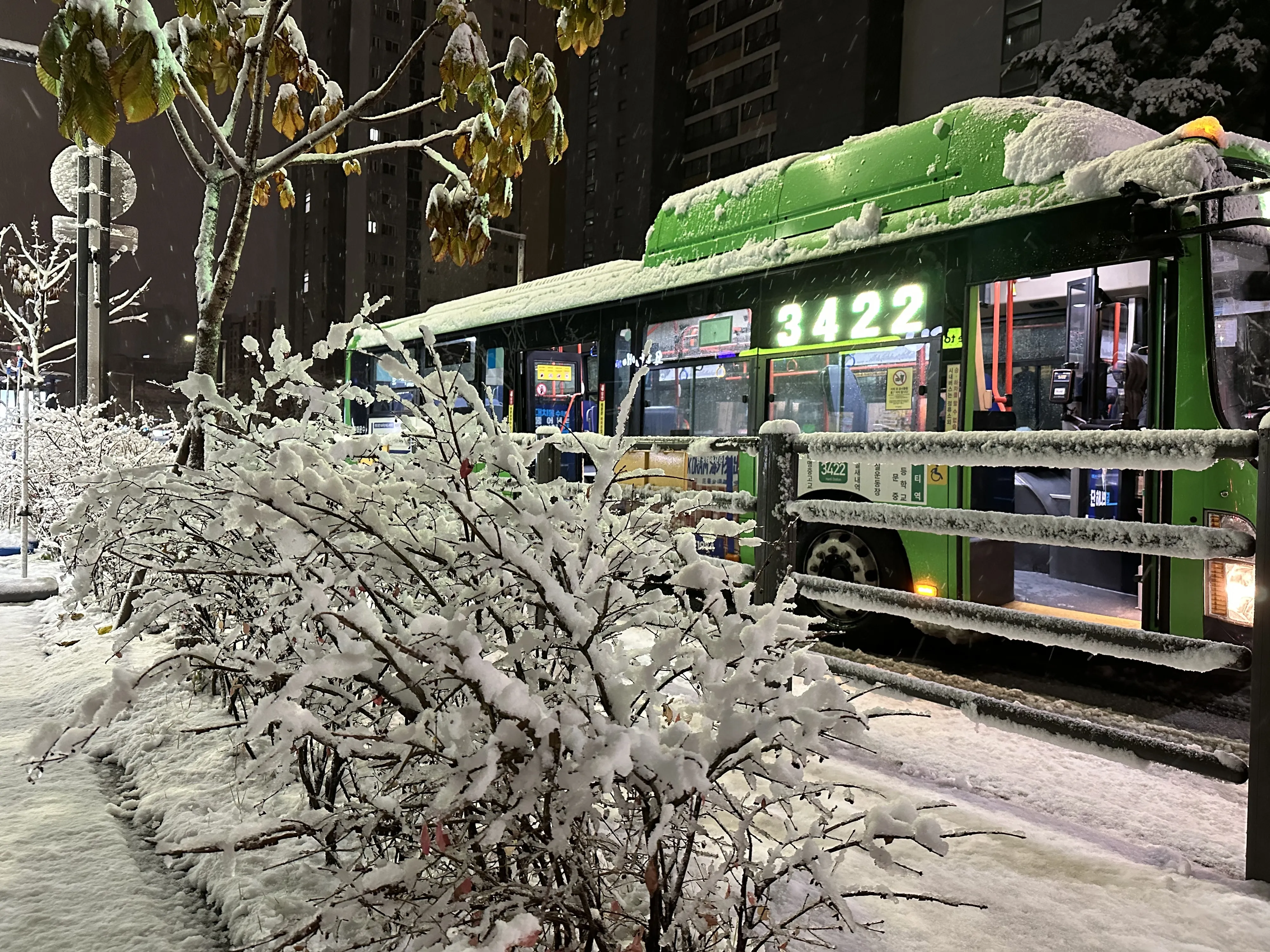 밤 사이 쌓인 눈  서울 전역에 대설주의보가 발효된 27일 오전 눈이 쌓인 서울 송파구 한 인도 옆을 버스가 지나가고 있다. 2024.11.27 연합뉴스